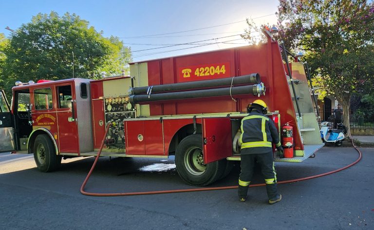 Bomberos acudió a una vivienda Vecino quemaba basura y provocó incendio en una enredadera seca