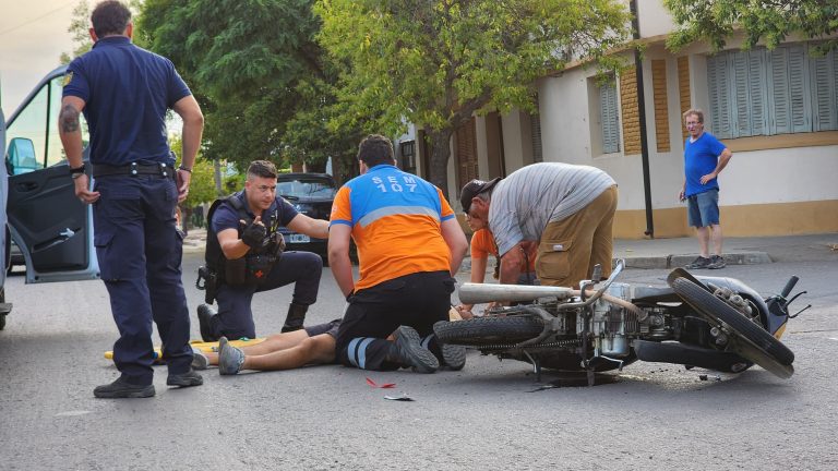 Motociclista trasladado tras choque en calles 4 y 17