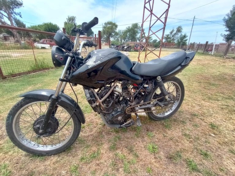 Encuentran motocicleta robada en allanamiento tras denuncia en Speluzzi