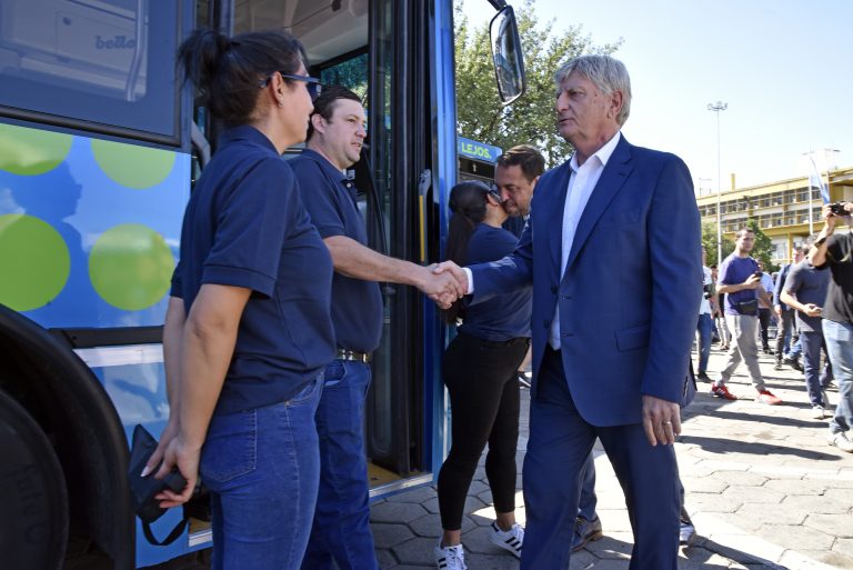 “Garantizan el acceso a la educación pública y  fortalecen políticas de inclusión”, dijo Ziliotto al presentar 8 colectivos 0km en Santa Rosa