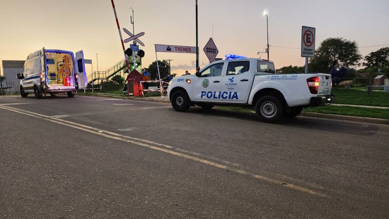Joven sufrió heridas en el rostro tras chocar contra un cordón en el paso a nivel