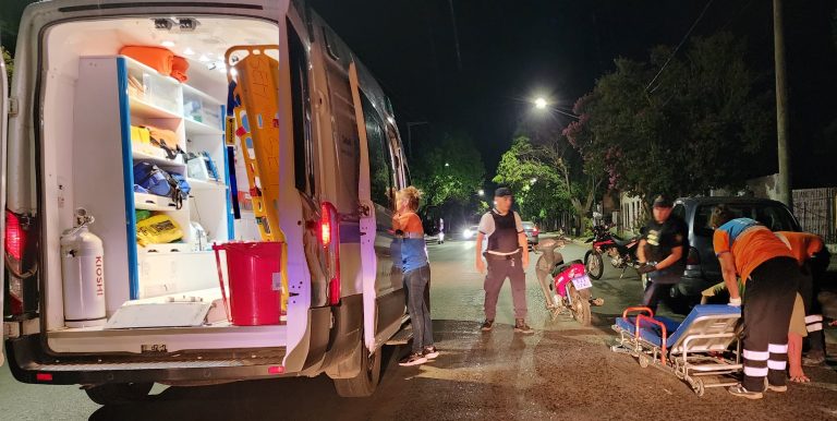 Colisión entre motociclista y peatón en calle 10: ambos fueron hospitalizados