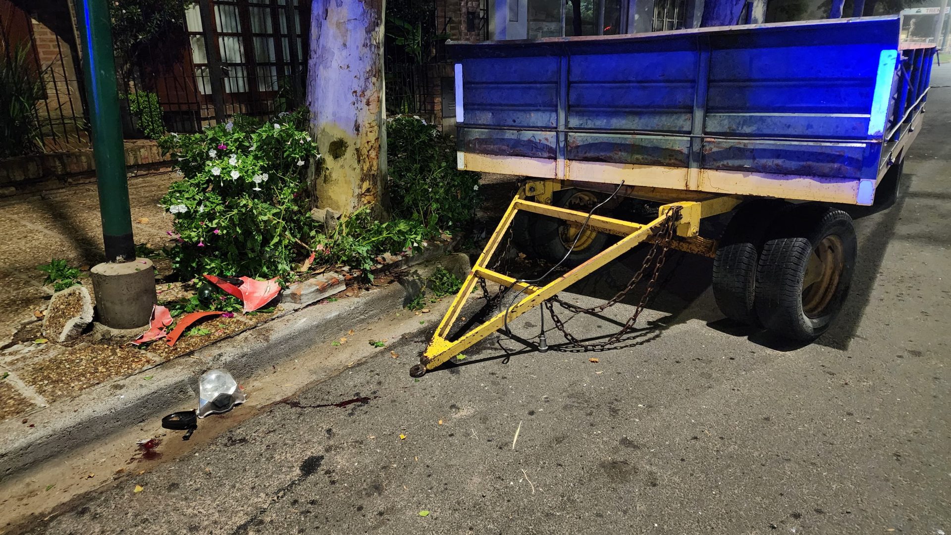 Motociclista chocó contra un carro estacionado y fue hospitalizado