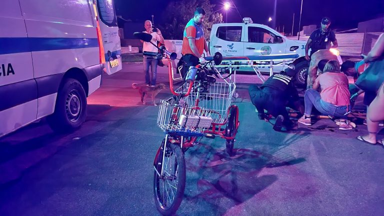 Un hombre mayor hospitalizado tras ser embestido por una moto