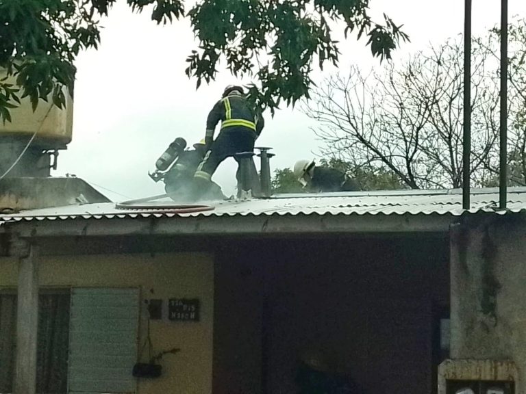 Bomberos acudieron a un principio de incendio en una vivienda