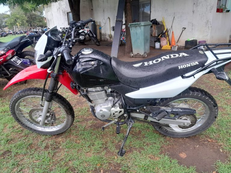 Interceptan a un joven con una moto robada en control policial