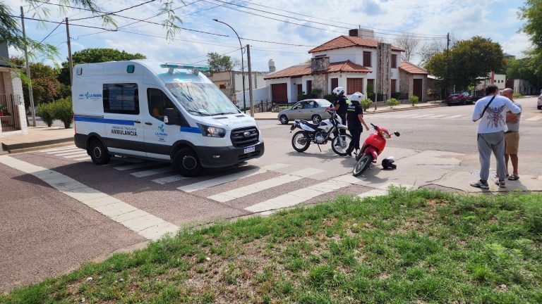 Sin lesionados: choque entre auto y moto