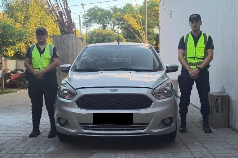 Recuperan en Intendente Alvear un auto sustraído en 2024 en Buenos Aires
