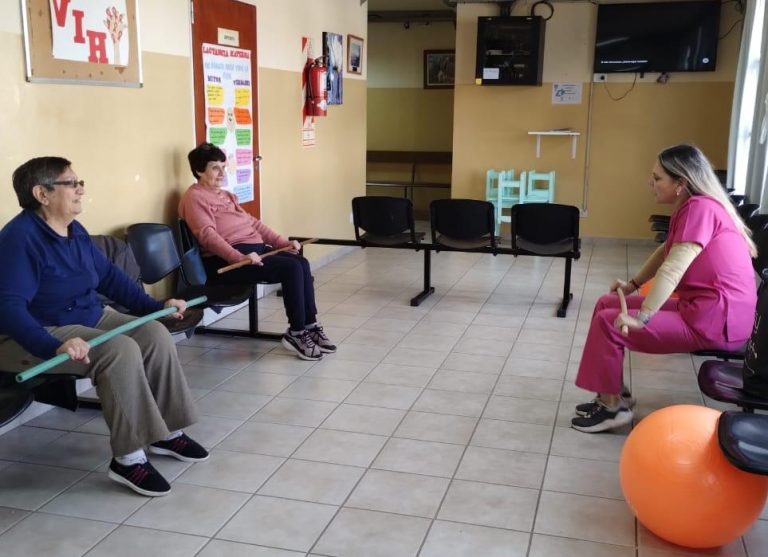 Taller de movilidad articular en el Hogar de Ancianos Don Bosco