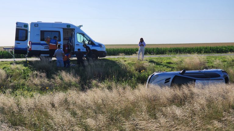 Una mujer que salía de General Pico volcó su auto en la Ruta 1 y sufrió lesiones