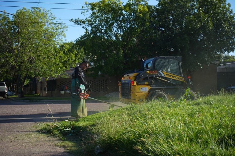 Operativo de limpieza en General Pico: más de 30 trabajadores realizaron tareas integrales en barrio Rucci