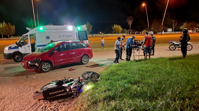 Grave accidente en General Pico: joven motociclista sufrió una fractura tras chocar con un auto