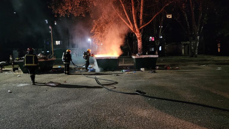Nuevo acto de vandalismo en barrio Malvinas: incendiaron un contenedor y un sillón