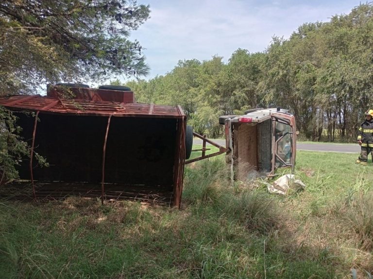 Vuelco en Ruta 1: una pareja trasladada y vacunos resguardados