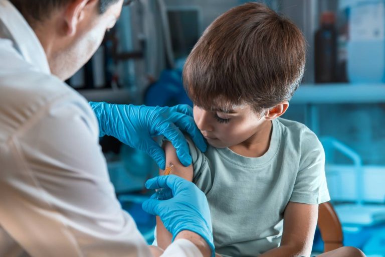 ¡Atención padres! Estas son las vacunas OBLIGATORIAS antes del inicio de clases y dónde aplicarlas GRATIS