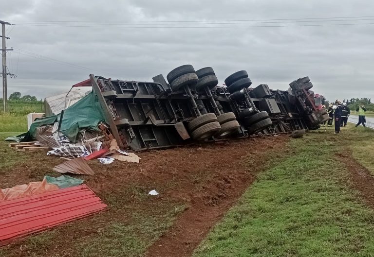 Conductora del camión volcado en Ruta 1 agradece el apoyo de la comunidad de Quemú Quemú