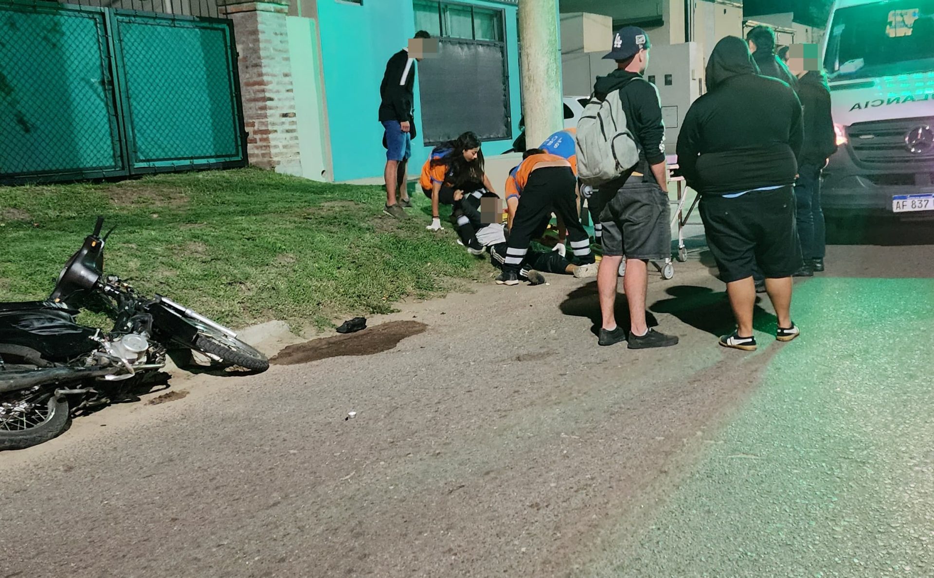 Choque con un perro: dos jóvenes hospitalizados tras accidente en moto