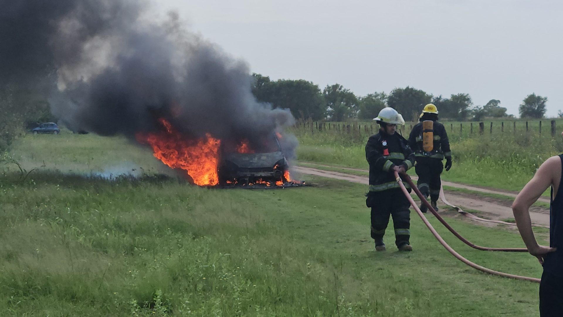El fuego devoró un auto en un camino vecinal cerca de Speluzzi