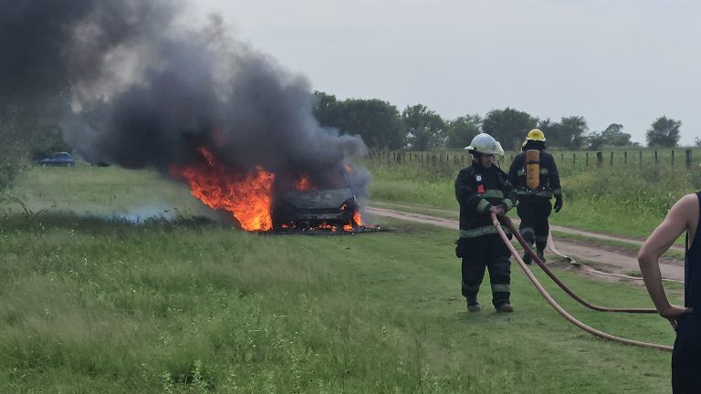 El fuego devoró un auto en un camino vecinal cerca de Speluzzi