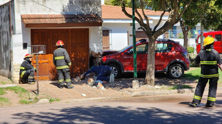 Accidente en Calle 3 y 106: una ciclista hospitalizada y fuga de gas controlada