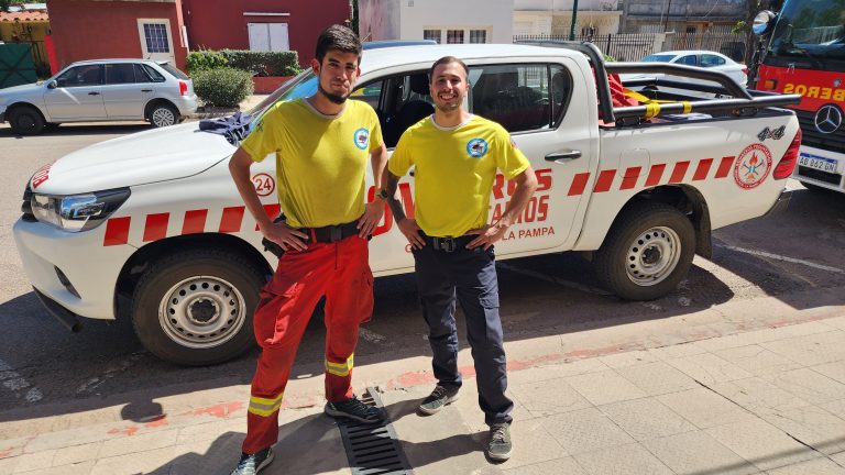 Diez días de fuego y solidaridad: regresaron los dos bomberos  piquenses y relatan su experiencia en Neuquén