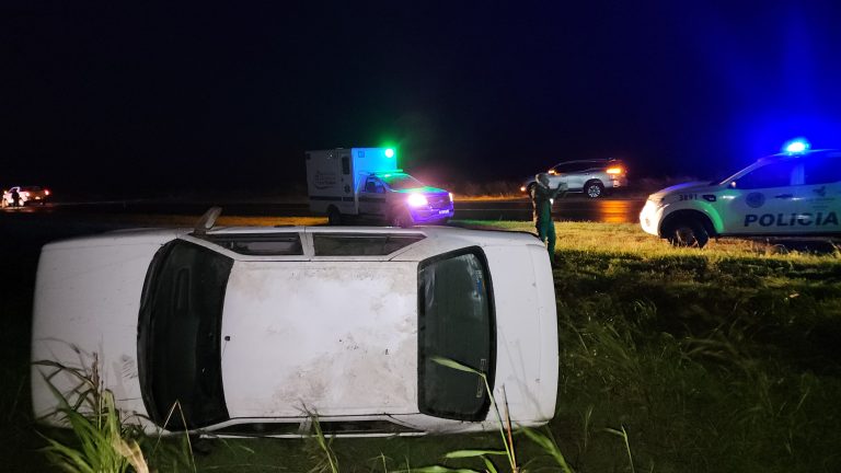 Vuelco en la curva de Speluzzi: el conductor fue asistido por el SEM, pero no trasladado