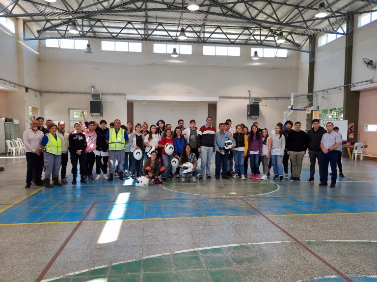 Speluzzi: refuerzan la seguridad vial con capacitaciones y entrega de cascos a niños que van en moto con sus tutores