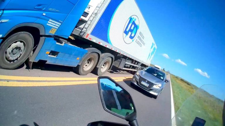 Imprudencia al volante en La Pampa: sobrepasó a un camión con una maniobra prohibida y casi provoca un accidente fatal