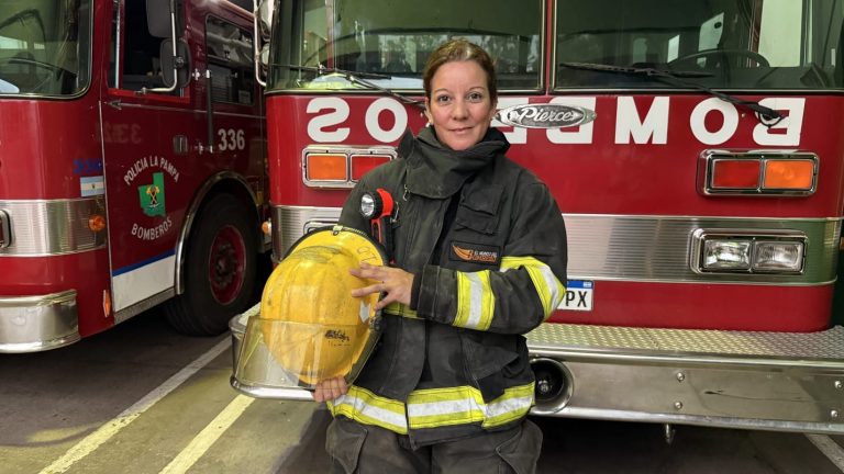 Rompiendo barreras: la historia de Cristina Suárez, pionera en el cuerpo de Bomberos policiales de La Pampa