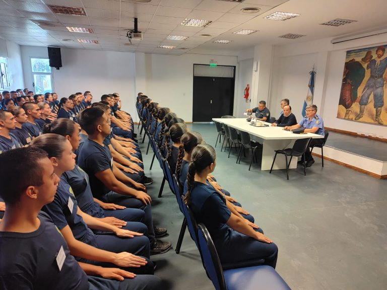 Di Nápoli visitó a aspirantes policiales: “Queremos una fuerza profesional y cercana a la sociedad”