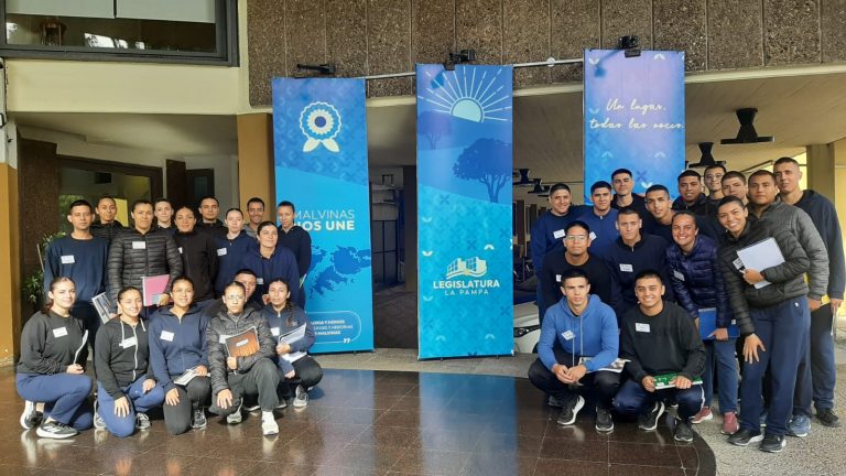 Aspirantes a la Policía de La Pampa participaron de una muestra sobre lucha feminista y derechos humanos