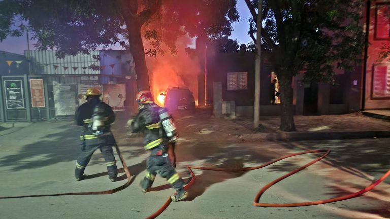 Madrugada de fuego: un auto se incendió en el garage de una vivienda