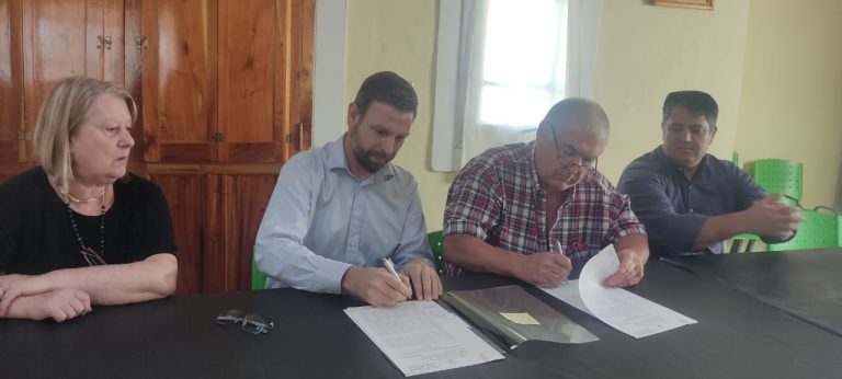 Firmaron convenio para ampliar el sistema eléctrico al norte de Caleufú