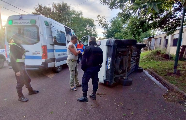 Vuelco en calle 104: una mujer fue asistida por vecinos y el SEM