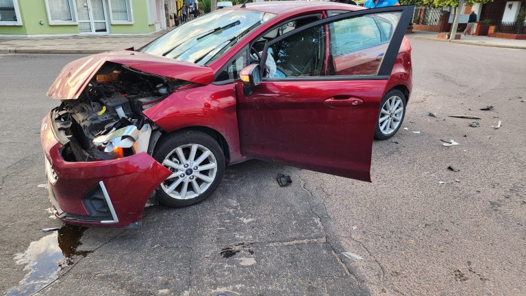 Choque entre una camioneta y un auto: solo chapas rotas