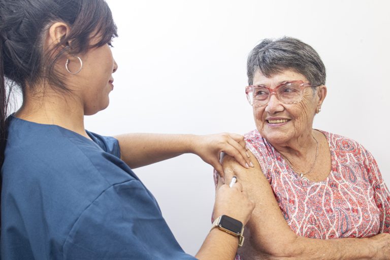 PAMI lanzó la campaña de vacunación antigripal 2025: gratuita, sin turno y en todo el país