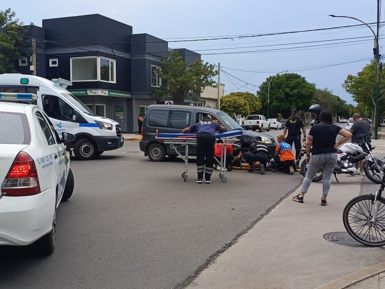 Choque entre una moto y un utilitario dejó una joven hospitalizada