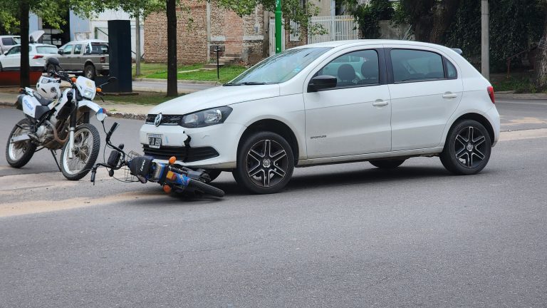 Un auto arrastró varios metros a una moto tras chocar: un hombre hospitalizado