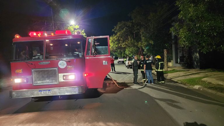 Principio de incendio en mueblería de calle 30 fue controlado sin mayores daños