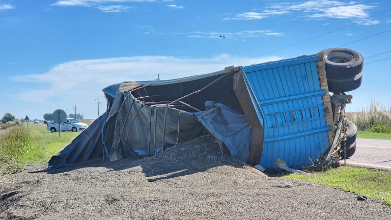Vuelco de un acoplado cargado de girasol frente al ingreso de Trebolares