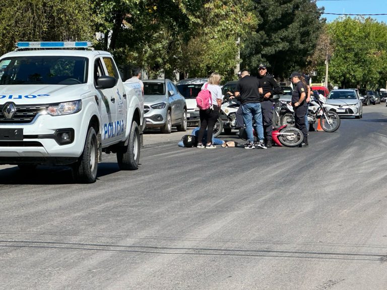 Una motociclista sufrió una fuerte caída tras derrapar por una mancha de aceite en calle 11