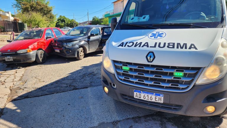 Solo daños materiales: choque entre autos en 13 y 108