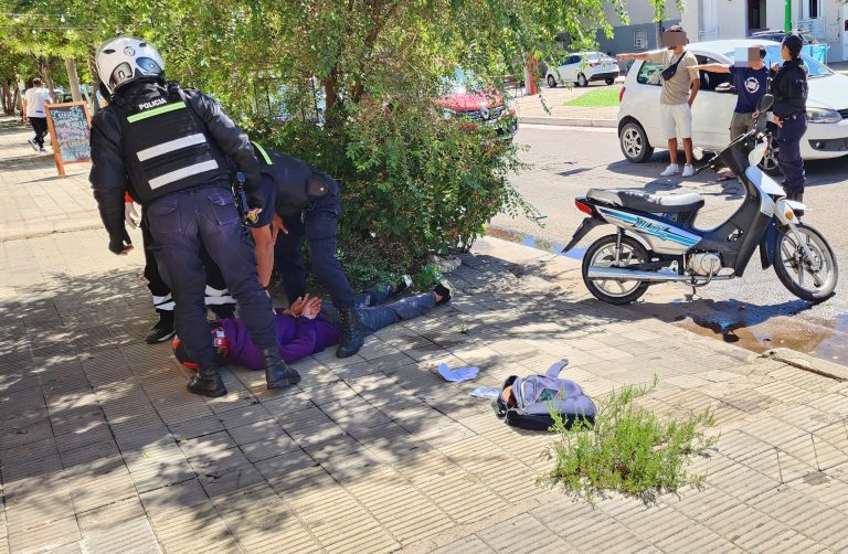 Accidente en Avenida entre 15 y 17: joven en motocicleta colisiona contra dos vehículos y es demorado
