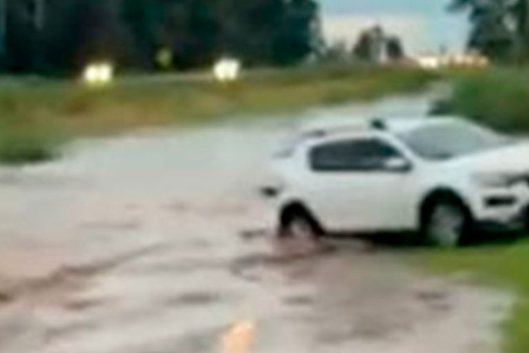 Calles inundadas complicaron el acceso al jardín de Los Caldenes y dejaron varios autos encajados