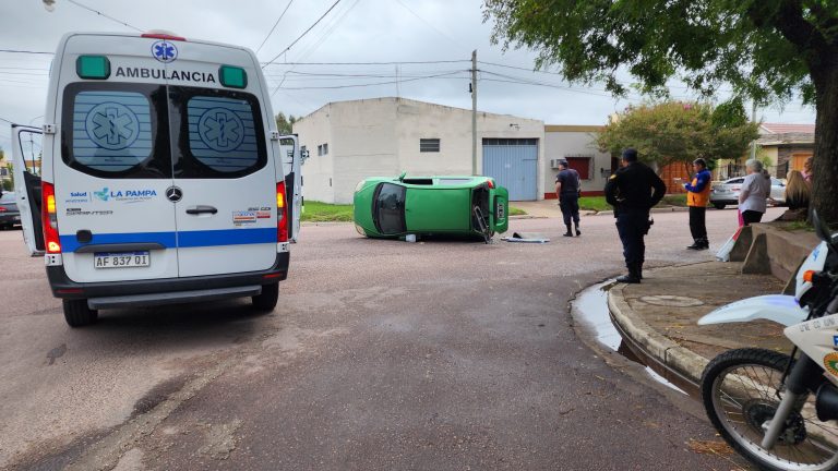Choque y vuelco en la intersección de calle 8 y 23
