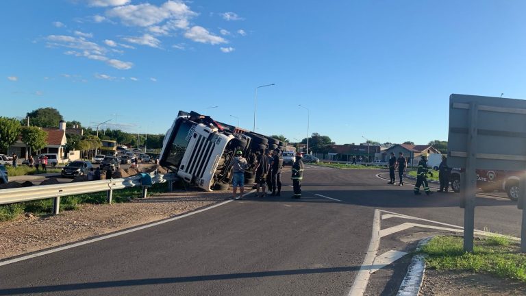 Camión quedó sobre el guardarrail en la rotonda de La Travesía en General Acha