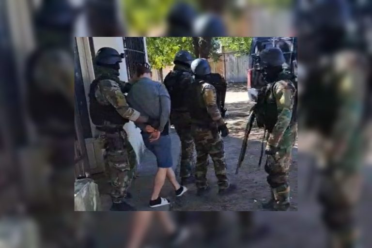 Forcejeo y disparos en persecución policial: dos detenidos