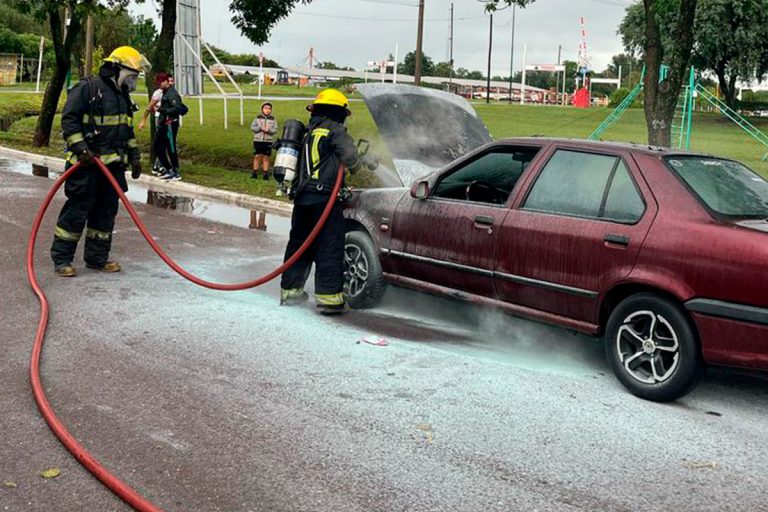 Un auto sufrió un incendio en calle 40 entre 9 y 11