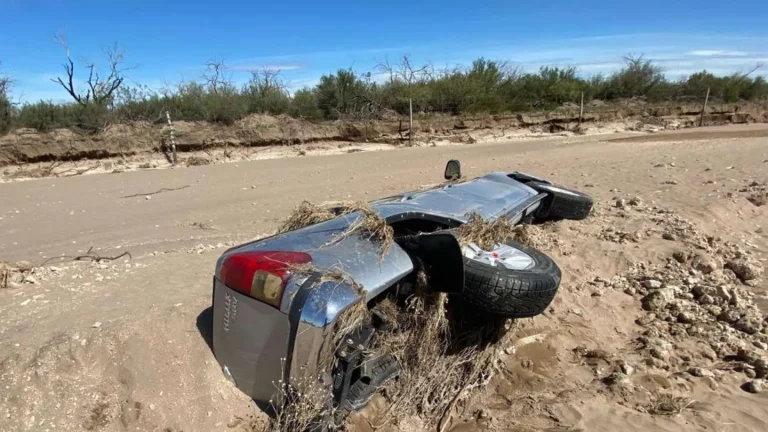 Cuchillo Có: río de agua y barro sepultó vehículo, tranqueras y alambrados