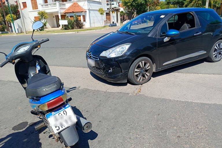 Accidente de tránsito en General Pico dejó una motociclista hospitalizada